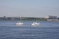 Яхты следуют к месту старта регаты