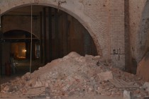 Кирпичи из разобранной стены внутри Арсенала