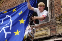 При помощи веревки и пакета участники акции протеста получают продовольствие