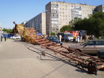 Башенный кран упал на тротуар вдоль строящегося дома в Сормовском районе Нижнего Новгорода (фото)
