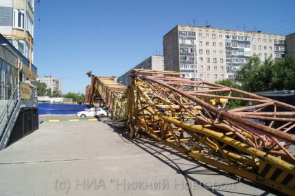 Башенный кран упал на тротуар вдоль строящегося дома в Сормовском районе Нижнего Новгорода