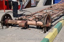 Кран при падении повредил брусчатку