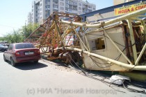 Башенный кран упал на тротуар вдоль строящегося дома