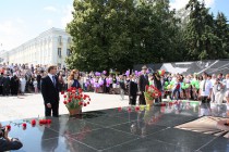 Медалисты возлагают цветы к Вечному огню