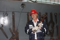 Сотрудник Чебоксарской ГЭС с гаечным ключом