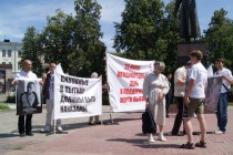 Заинтересовавшиеся нижегородцы знакомятся с плакатами пикетирующих