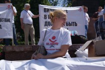 Участники преимущественно были одеты в одежду с логотипом МРОО Комитет против пыток