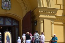 Нижегородцы, пришедшие к собору Адександра Невского для встречи колокола