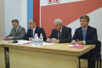 Олег Кондрашов оглашает решение руководства города поднять зарплату работникам нижегородского метрополитена
