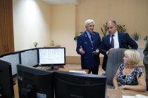 Олег Кондрашов осматривает рабочее место сотрудников МП