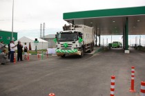Первый мусоровоз въезжает на территорию нового полигона