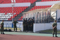 Полицейские наблюдают за происходящим