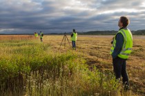 Участники авиационного споттинга в ожидании очередного взлета самолета из нижегородского аэропорта