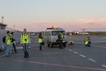 Участники авиационного споттинга в ожидании очередного взлета самолета из нижегородского аэропорта