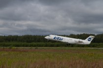 Самолет Bombardier CRJ-200 а/к Ютэйр взлетает, следуя рейсом в Москву (Внуково)