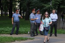 За порядком наблюдают сотрудники полиции