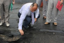 Олег Кондрашов проверяет качество материалов