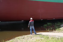 Рабочий контролирует процесс спуска танкера на воду