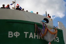 О борт судна разбивается бутылка шампанского