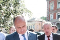 Глава администрации Нижнего Новгорода Олег Кондрашов осматривает план благоустройства улицы