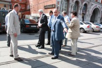 Рабочая группа по главе с Олегом Кондрашовым осматривают дорогу, где в ближайшее время будут демонтированы трамвайные рельсы