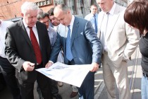 Глава администрации изучает эскизы благоустройства улицы Рождественской, предложенный координаторами проекта Рождественская сторона