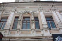 Многие из фасадов также нуждаются в ремонте