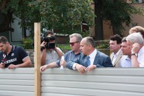 Олег Кондрашов и руководитель проекта Рождественская сторона Александр Сериков проверяют ход ремонтных работ