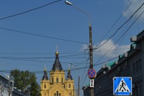Прихожане, идущие в собор Александра Невского на встречу с Патриархом Кириллом
