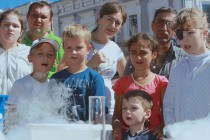 Ребят заинтересовало выступление интерактивного научного шоу Эврика