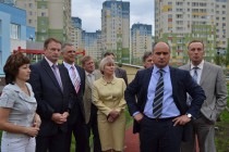 Олег Кондрашов и заведующий детского сада осматривают дворовую территорию учреждения