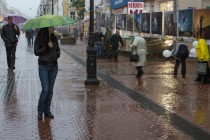 Несмотря на дождь нижегородцы останавливались, чтобы посмотреть на выставку фотографий на ул. Большая Покровская