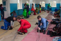 Все начинается с укладки парашютов