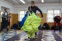 Парашютисты выполняют укладку парашютов
