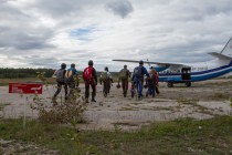 Нижегородские парашютисты идут к самолету  L-410 (Л-410)