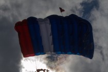 Парашютист готовится к приземлению