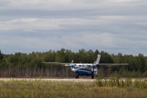 Let L-410 Turbolet, универсальный двухмоторный самолёт для местных воздушных линий, совершает посадку на ВПП