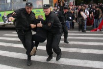 Сотрудники полиции задерживают участников митинга