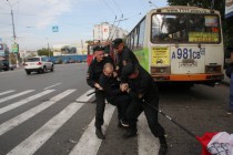 Сотрудники полиции задерживают участников митинга