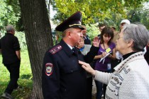 Заместитель начальника полиции по охране общественного порядка ГУ МВД России по Нижегородской области Андрей Шмонин в диалоге с участниками митинга