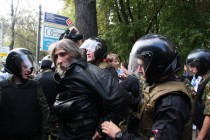 Сотрудники полиции задерживают участников митинга