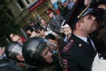 Сотрудники полиции задерживают участников митинга