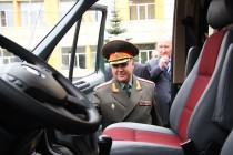 Осматривает кабину автомобиля Соболь