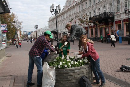 Воспитанники экологического центра Зеленый парус высадили декоративные гибридные ягодные яблони на улице Большая Покровская в Нижнем Новгороде