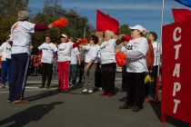 Участники Всероссийского дня бега разминаются перед стартом