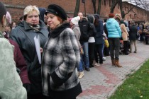 Эвакуированные расположились у стены Нижегородского кремля