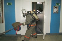 Работа пожарных в помещении
