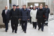 Губернатор Нижегородской области Валерий Шанцев (второй слева) и глава администрации Олег Кондрашов (слева) совершили первую поездку на поезде Нижегородского метрополитена по маршруту Горьковская - Московская