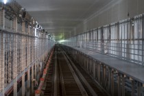 Путь Нижегородского метрополитена по маршруту Горьковская - Московская проходит через реку Ока по метромосту и соединяет нагорную и заречную части города.