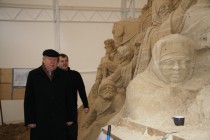 Валерий Шанцев осматривает скульптурную композицию